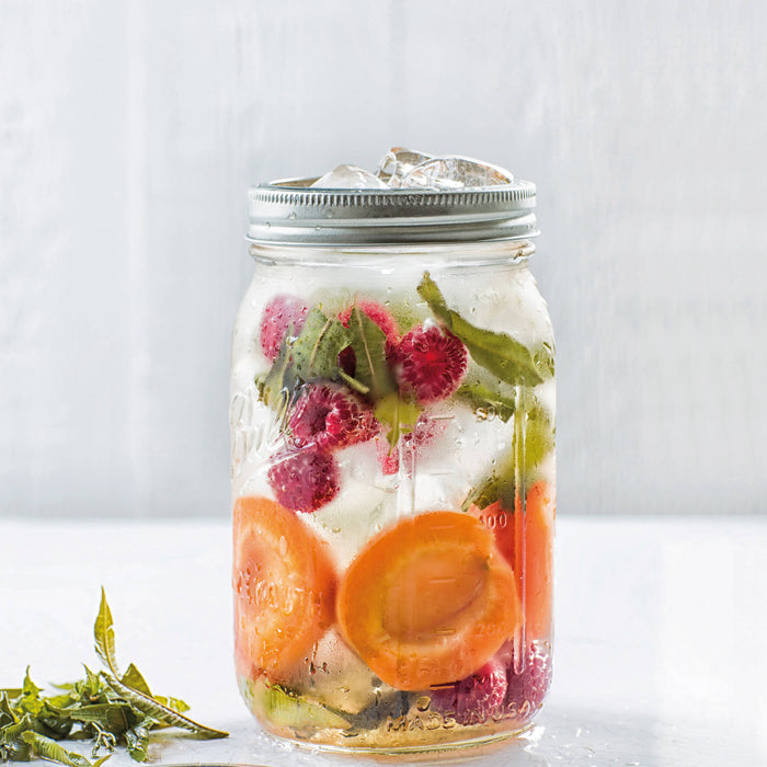 Detoxwasser mit Aprikose, Himbeeren und Zitronenverbene