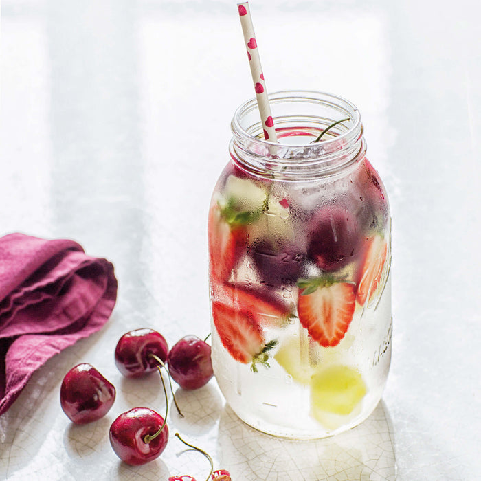 Detoxwasser mit Kirschen, Erdbeeren und Ingwer