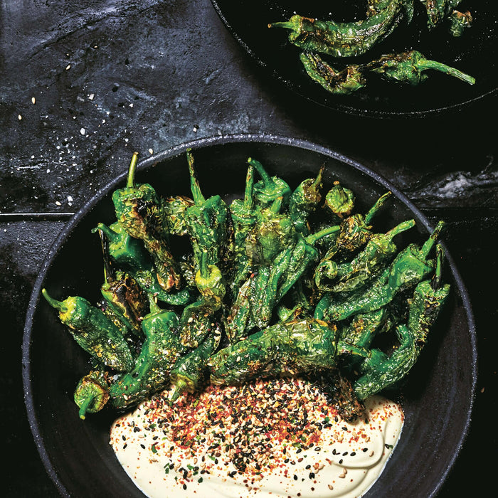 Gegrillte Pimientos de Padrón mit Crème fraiche und geriebenem Kombu