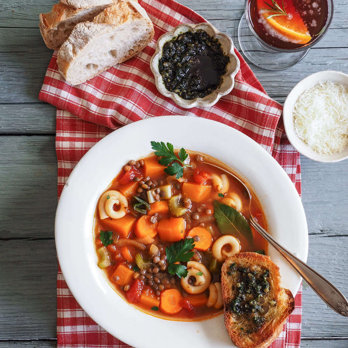 Kürbis-Berglinsen-Minestrone mit Petersilien-Pesto und Baguette