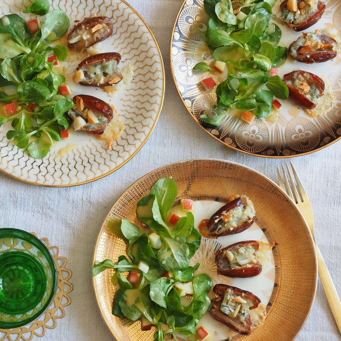 Gratinierte Gorgonzola-Datteln an Apfel-Feldsalat mit Manuka-Honig-Walnussöl-Vinaigrette