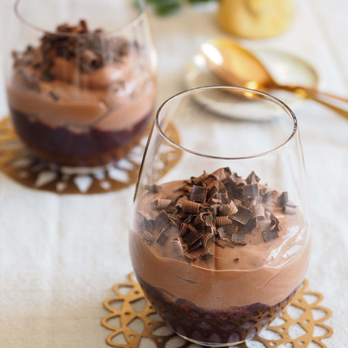 Mousse au Chocolat mit Zimt auf Waldfrucht-Aronia-Püree