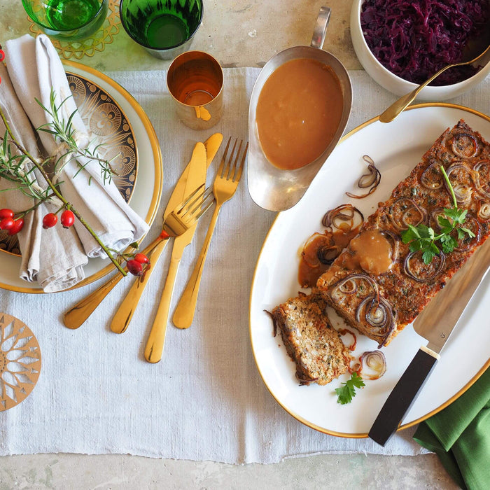 Würziger Kichererbsen-Räuchertofu-Braten mit Zwiebel-Kruste und Orangen-Thymian-Soße