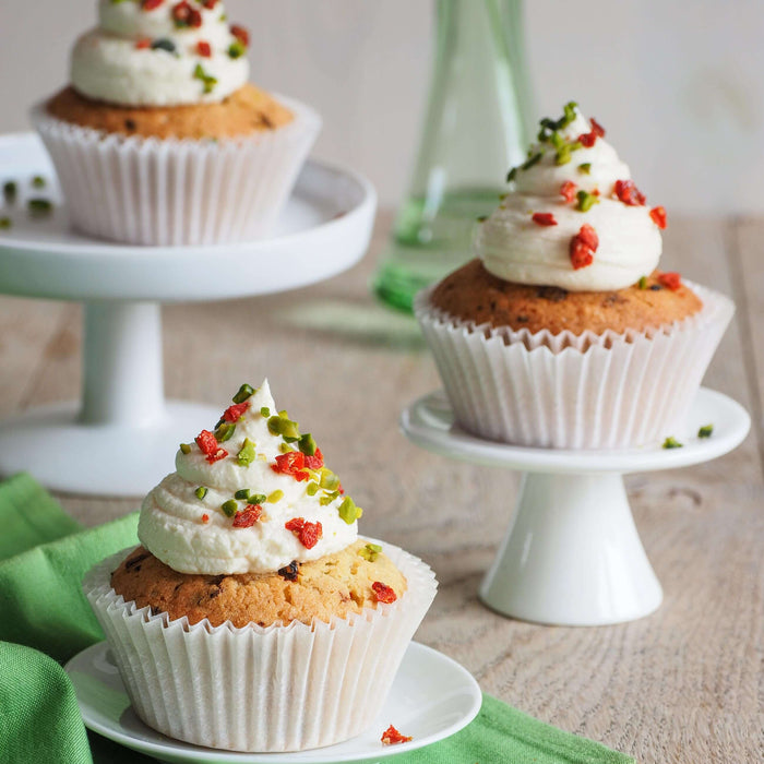 Gojibeeren-Pistazien-Cupcakes mit Honig-Zitronen-Frosting