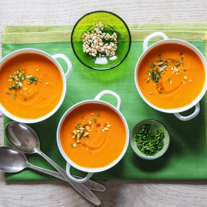 Möhren-Ingwersuppe mit Limettenknoblauchöl, gerösteten Cashewkernen und  Schnittlauch