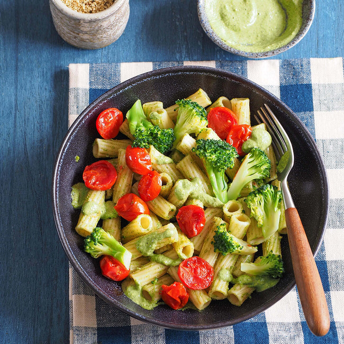 Rigatoni mit Brokkoli, cremigem Zitronen-Hanfsamen-Pesto und Rösttomaten-Topping