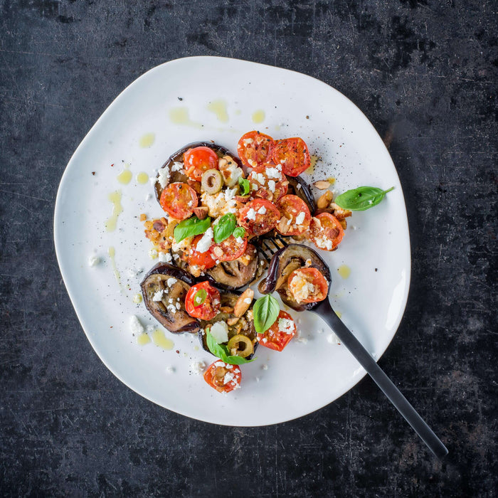 Geröstete Auberginen mit schnellem Kirsch-Tomaten-Salzmandel-Kompott