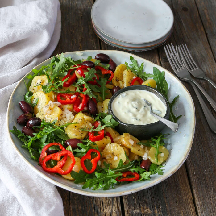 Mediterraner Kartoffelsalat mit Joghurt-Basilikum-Aioli