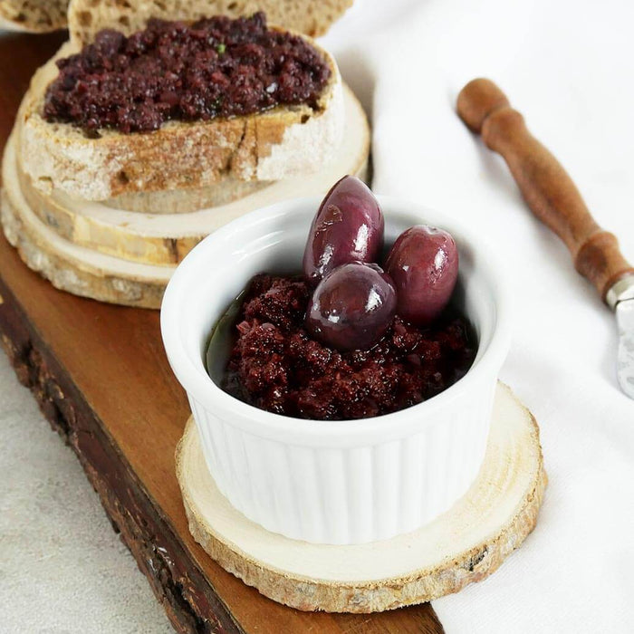 Fruchtiger Weinbeeren-Oliven-Aufstrich