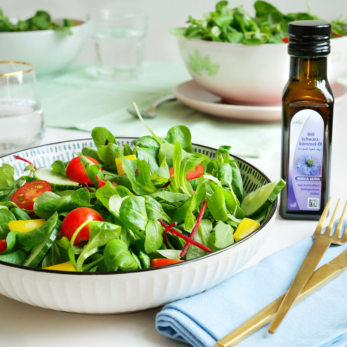 Sommersalat mit Schwarzkümmelöl-Dressing