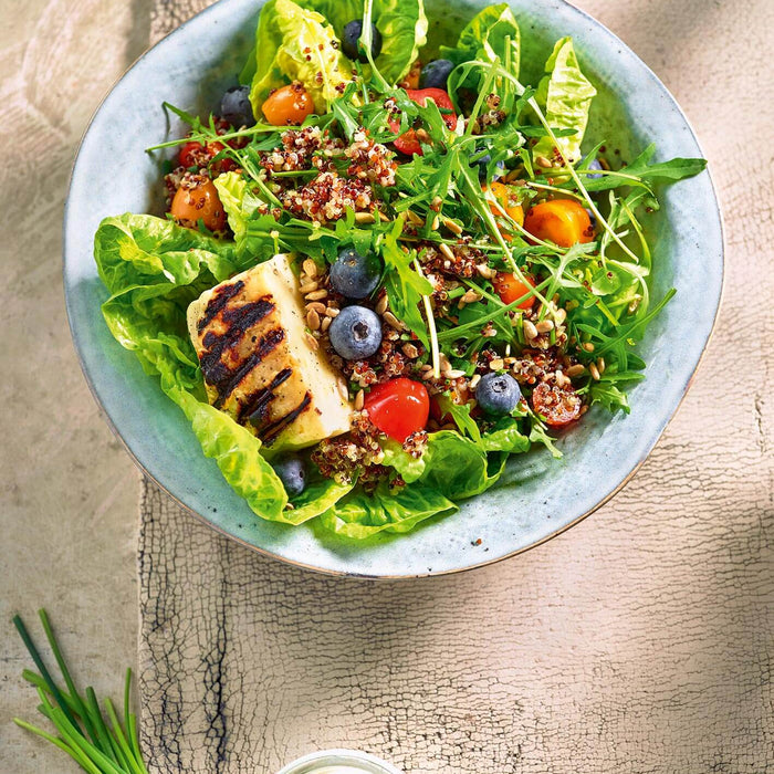 Quinoasalat mit gegrilltem Halloumi