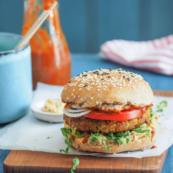 Saftige Linsen-Burger mit selbst gemachtem Curry-Weinbeer-Gewürzketchup und Schnittlauch-Frischkäsecreme