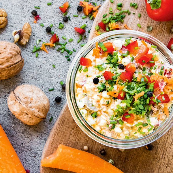 Hüttenkäse-Salat mit Kräuterdressing
