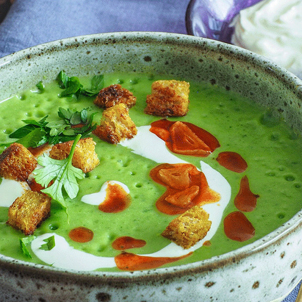 Petersilien-Kartoffelcremesuppe mit Knoblauch-Chili-Öl und Kurkuma-Croûtons