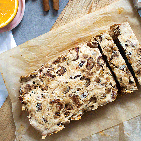 Früchtebrot mit Mandeln und Datteln