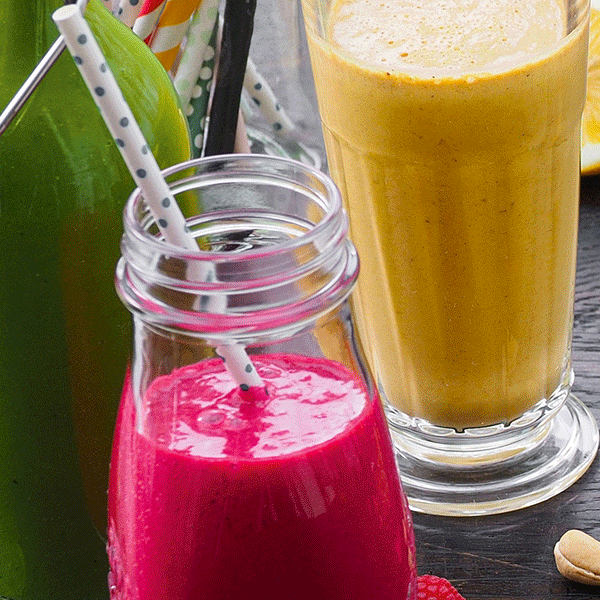 Bunte Smoothies mit Himbeeren, Banane und Spinat