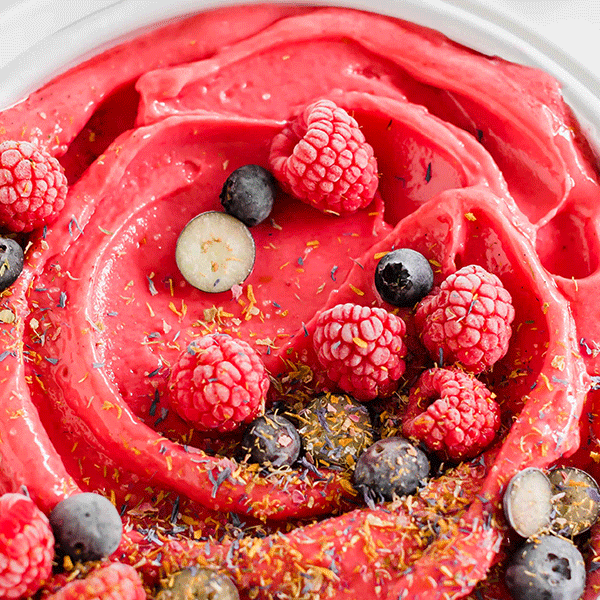 Himbeereis mit Blüten