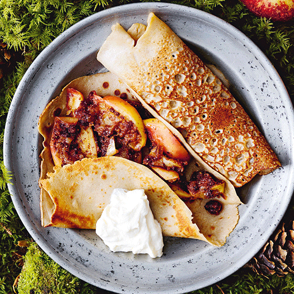 Süße Crepes mit Apfelfüllung