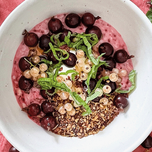 Porridge mit Quark-Leinsamenölcreme und Früchten