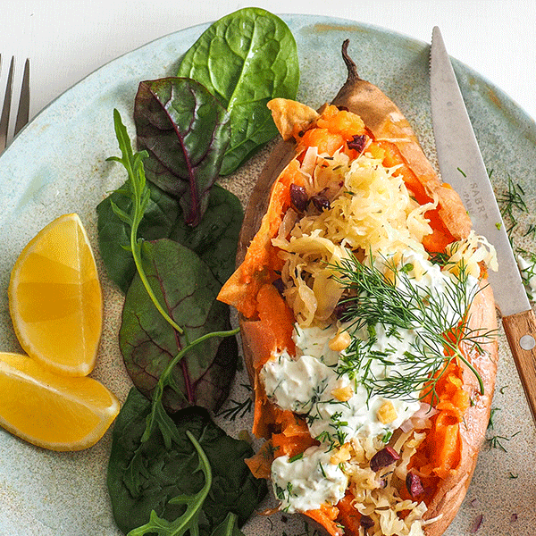 Süßkartoffel-Kumpir mit mediterranem Sauerkrautsalat und Quark-Dip