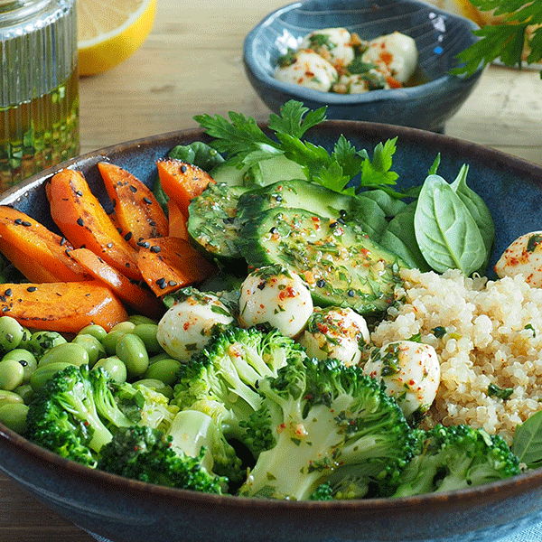 Grüne Salat-Bowl mit Mozzarella, karamellisierten Möhren und zitronigem Kräuterdressing