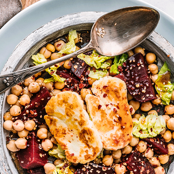 Bunter Salat mit Kichererbsen und Halloumi