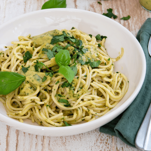 Sommerliche Kräuterpasta aus Emmer-Spaghetti
