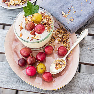 Creme mit Stachelbeeren und Haselnüssen