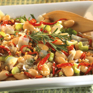 Riesenbohnensalat mit Tomaten und Pinienkernen