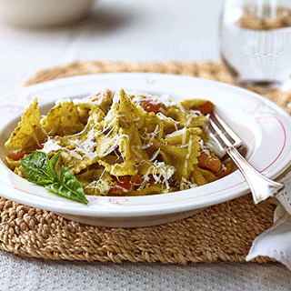Nudeln mit Tomaten-Kürbiskernpesto