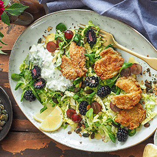 Pilzschnitzel auf fruchtigem Wirsingkohl-Salat