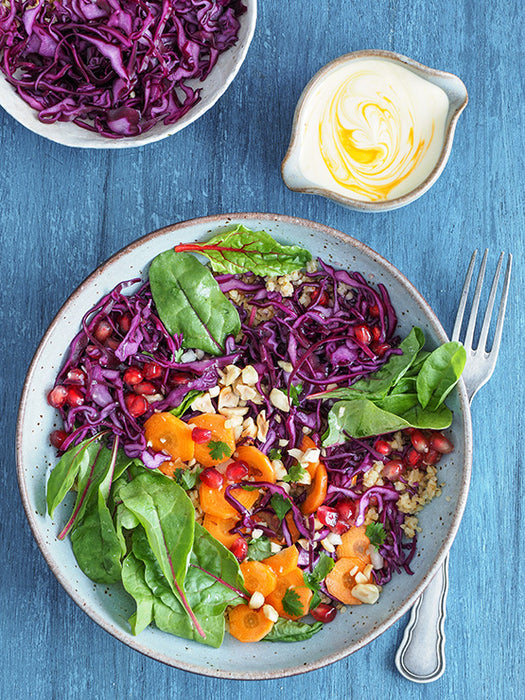 Rotkohl-Coleslaw mit Granatapfelkernen, Bulgur, Haselnusskernen und Kurkuma-Limetten-Dressing