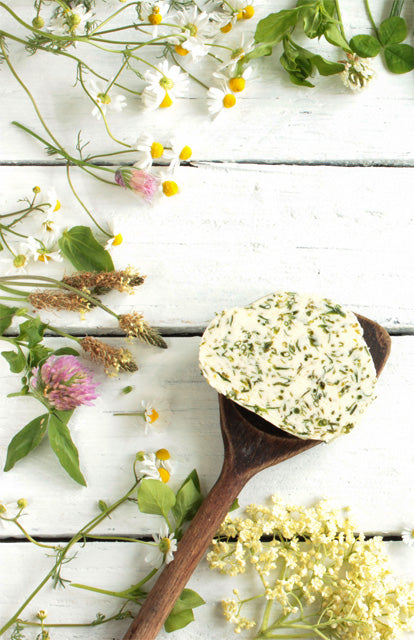 Wildpflanzen-Kräuterbutter