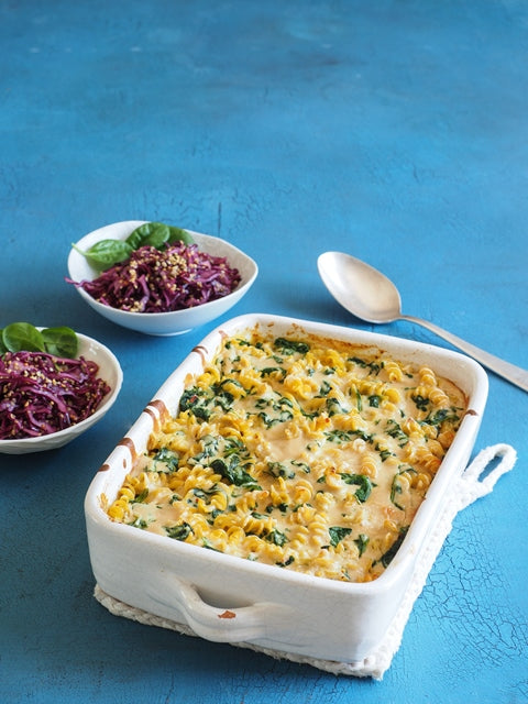Kichererbsenpasta-Gratin mit Kurkuma- Spinat und Rotkohlsalat