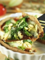Pizza mit Spinat und Gorgonzola