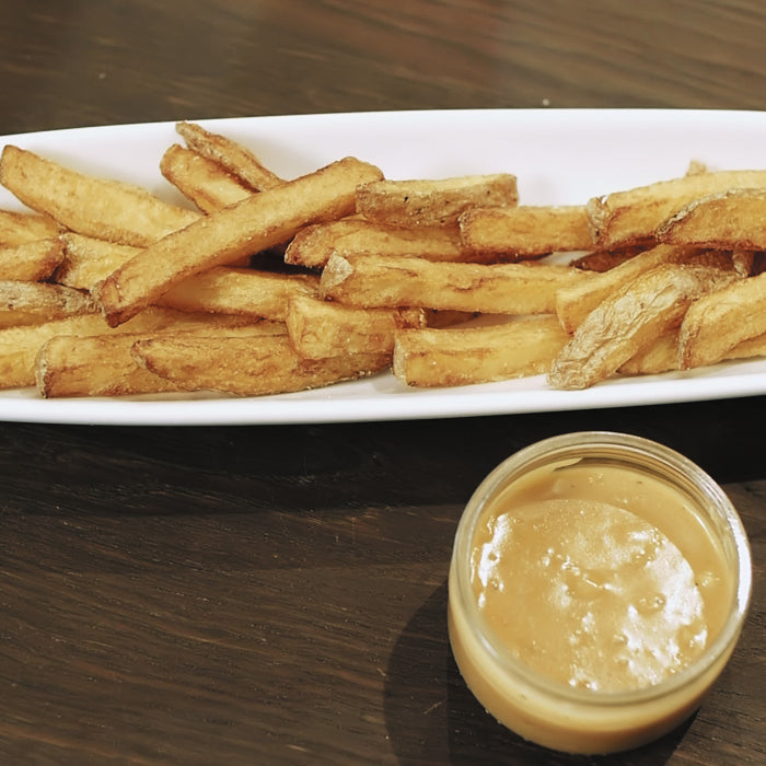 Pommes Frites mit holländischer Pindasaus