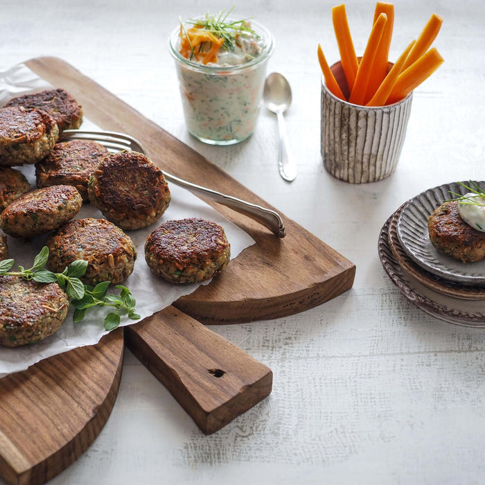 Herzhafte Quinoa-Flocken-Bratlinge mit Möhren-Quark-Dip