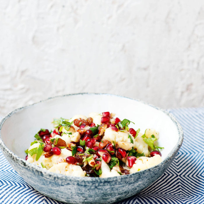 Gerösteter Blumenkohlsalat mit Granatapfel, Rosinen und Haselnüssen