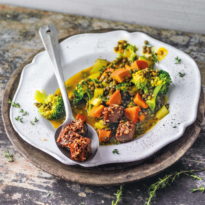 Seitan mit Hanfsamen-Kruste auf Gemüse-Linsen
