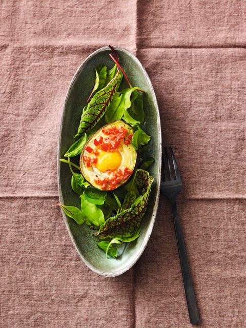 Avocado mit Ei aus dem Ofen