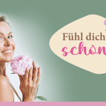Lächelnde, blonde Frau mit Blume in der Hand und Slogan "Fühl dich schön"