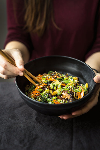 Knackiges Gemüse mit Wakame-Reisnudeln und Miso