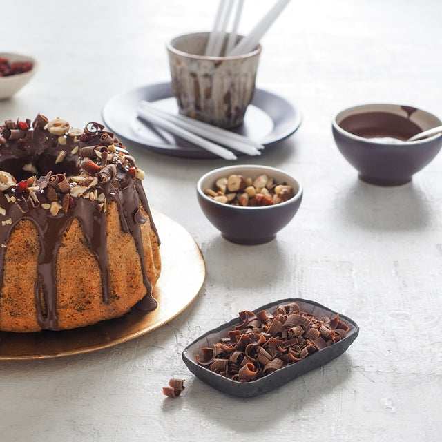 Gugelhupf mit gerösteten Haselnusskernen und Berberitzen