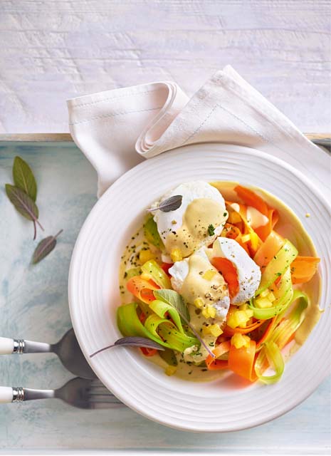Gemüsenudeln mit pochiertem Ei und Senfsosse
