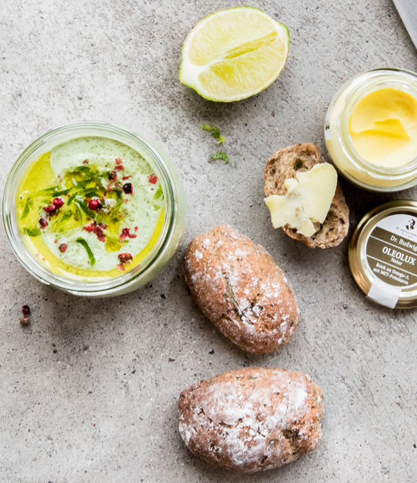 Kalte Gurkensuppe mit Budwig Frühlingsbrötchen