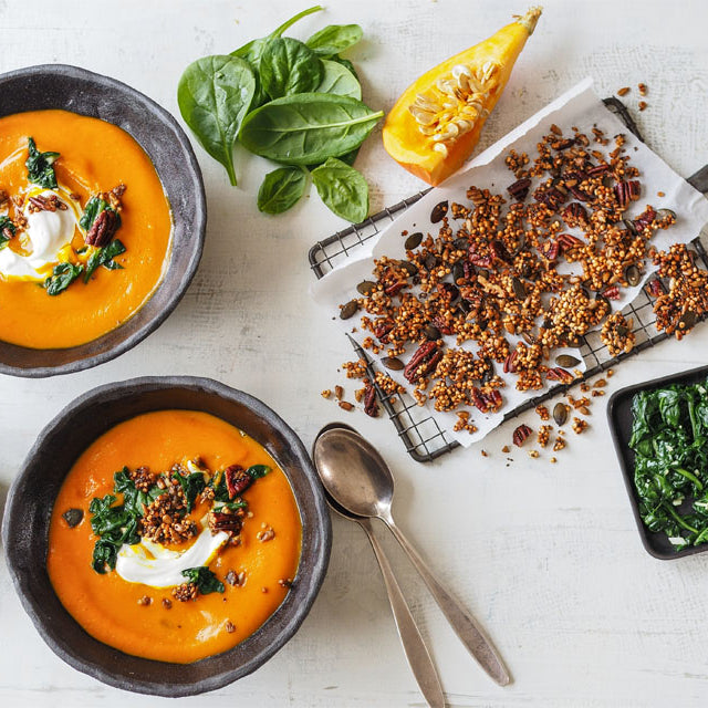 Kürbis-Süßkartoffelsuppe mit pikantem Granola-Topping