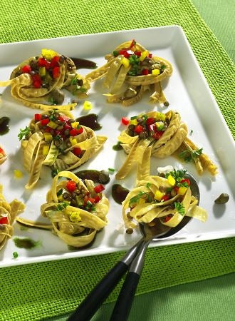 Bandnudelsalat-Nester mit Linsen