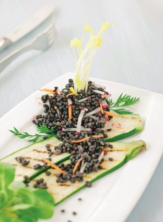 Belugalinsen-Salat mit gegrillter Zucchini