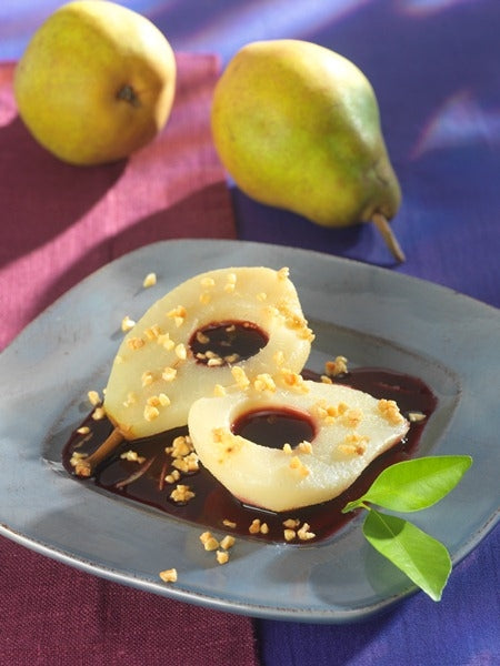 Pochierte Birne auf Holundersauce
