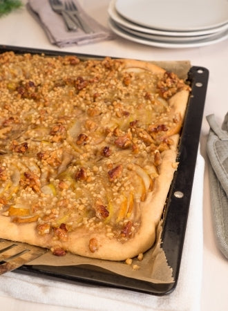 Birnen-Blechkuchen mit Walnuss-Mandel-Karamell